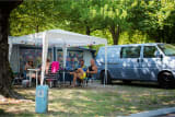 Parcela C: coche + tienda de campaña, caravana o autocaravana + conexión y desagüe de agua + electricidad de 10 A - 90/100 m² - Village Tahiti