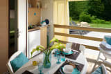 Mobilheim 30 m² – Standard – 2 Schlafzimmer – halbüberdachte Terrasse – TV – Klimaanlage - Mas de Champel