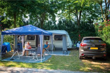 Parcela C: coche + tienda de campaña, caravana o autocaravana + conexión y desagüe de agua + electricidad de 10 A - 90/100 m² - Village Tahiti