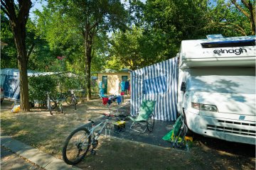 Emplacement E voiture + tente ou caravane ou camping-car + Toilette privée (avec lavabo, WC et douche chaude) + Evier pour la vaisselle+ électricité 10A - 90/100 m² - Village Tahiti