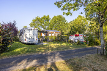 Pitch Castels Suite with individual toilet block - Electricity 10 A - Water - Drainage point - - Parc de Fierbois