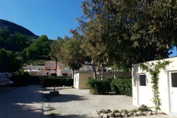 Standplaats A GOLD (60-70m²) met eigen badkamer - 3 personen inbegrepen - Vehicles up to 7.50 m - Eurocamping Calvisio