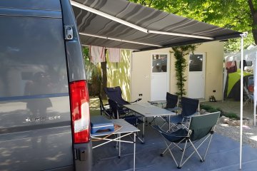 Emplacement C GOLD (40-50m²) avec salle de bain privé - 3 personnes compris - Eurocamping Calvisio