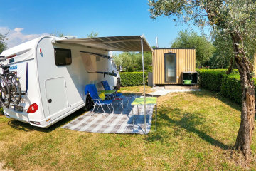 Emplacement Comfort avec sanitaires - 75m² - 6 amp - Weekend Glamping Resort
