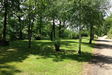 Basisprijs Comfortplaats (1 tent, caravan of camper / 1 auto / elektriciteit 6A) - La Source