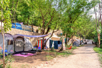 GROEN STANDPLAATS VOOR TENT/VOUWWAGEN OF CARAVAN/CAMPER - Delle Rose