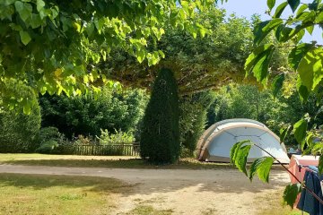 CAMPING PITCH AT THE RIVER SIDE - Le Paradis