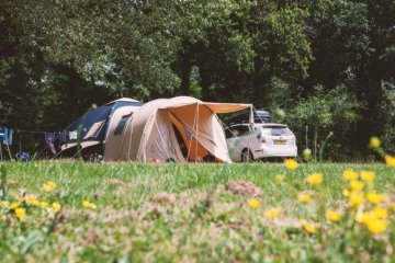 Stellplatz 100-150m² TENT - Village de la Guyonnière