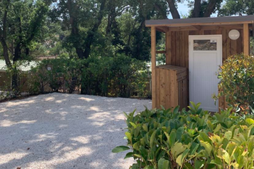 Pitch with private facilities caravan or camper only + electricity 10A - Le Mas de Pierredon