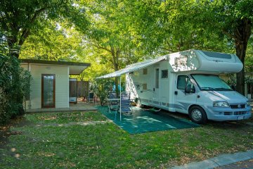 Parcela GOLD coche + tienda o caravana o autocaravana + electricidad 16A - 90/100 m² - Village Tahiti