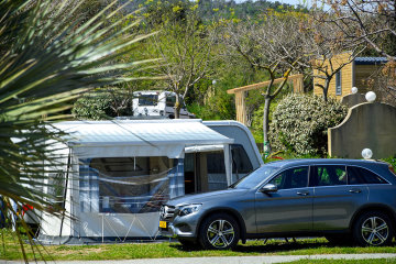 High Comfort Pitch: Pitch + 1 vehicle + 10A electricity +  100m² - 140m² + drinking water fountain - Au Paradis des Campeurs