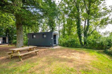 Prestige pitch package with private bathrooms - de La Liez