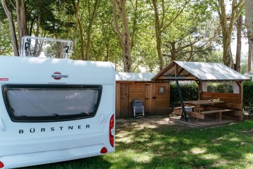 Forfait PREMIUM : emplacement équipé d'une Freecamp (cabane avec sanitaires et cuisine ouverte) - Le Conleau