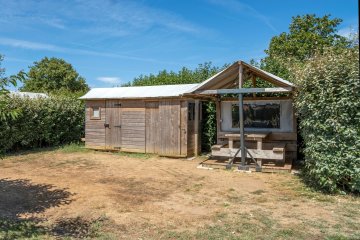 Forfait PREMIUM : emplacement 16A équipé d'une Freecamp, cabane privative avec sanitaires et cuisine - Les Ilates
