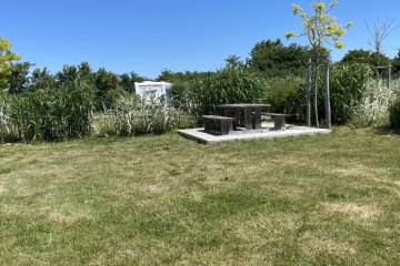 Forfait Privilège (forfait confort + raccordement/évacuation eau + terrasse avec table pique-nique. Empl. entre 110m² et 130m²) - Le Petit Paris