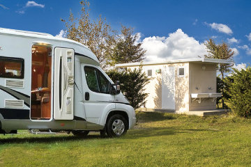 Emplacement Plus Comfort auto caravene/ campeur - 1 personne incluse dans le prix - Village Adria