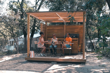 SIGNATURE Pitch with equipped terrace - Club Plage Sud