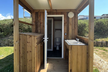 Emplacement avec sanitaire individuel - Le Domaine de Beaulieu