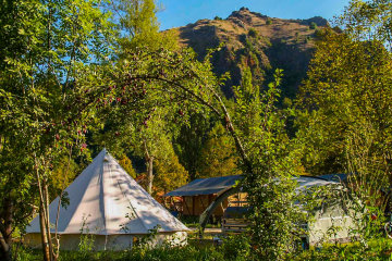 Emplacement CONFORT 100m² avec électricité et sanitaires privatifs (tarif incluant 2 pers.) - CosyCamp