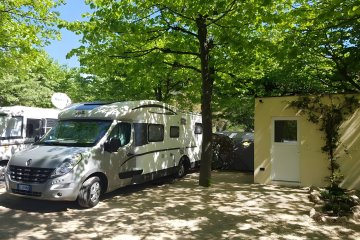 Emplacement B GOLD (50-60m²) avec salle de bain privé - 3 personnes compris - Eurocamping Calvisio