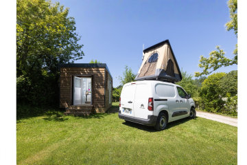 Emplacement Premium - PRIVE SANITAIRE -180m² Koelkast - Magnetron - Elektriciteit 10A- Water - Le Camp de Florence