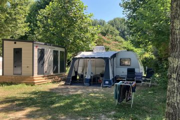 RCN la Bastide en Ardèche | Emplacement avec sanitaires privés confort - RCN La Bastide en Ardèche