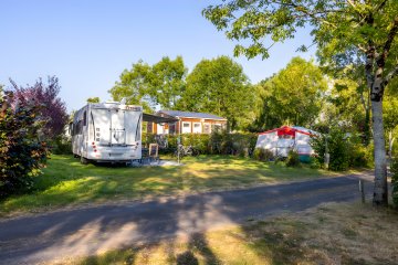 Emplacement Castels Suite -Sanitaire Privatif - Electricité 16 A - Eau - Evacuation - - Parc de Fierbois
