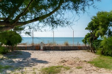 Forfait Front de mer 1ère ligne : Emplacement + 1 installation + 1 véhicule, raccordement à l'eau, évacuation et électricité - Les Méditerranées - Nouvelle Floride