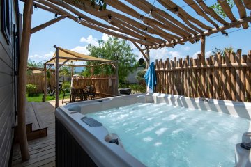 Mobil home PRIVILEGE 3 Chambres avec SPA, 2 Salle de bains, CLIM / TV / WIFi / PLANCHA / DRAPS - Les Galets