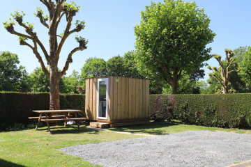 Forfait Premium avec sanitaires privés + cuisine (1 tente, caravane ou camping-car /électricité 16A) - La Hallerais