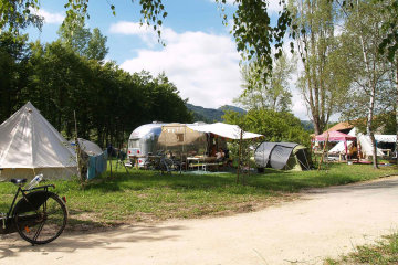 Emplacement Privilege 150m² avec électricité et sanitaires privatifs (tarif incluant 2 pers.) - CosyCamp
