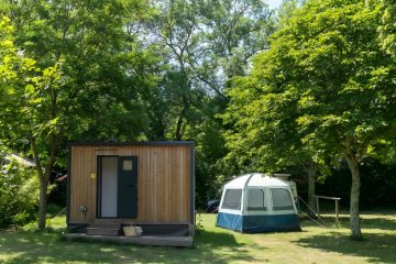 Emplacement nu XXL avec sanitaire privatif et électricité 10A pour 2 personnes + 1 véhicule - Les Jardins de Privas