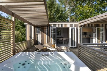 Cabane Luxe 4 pièces 6 personnes Climatisée + TV + Jacuzzi - Village Perrosien