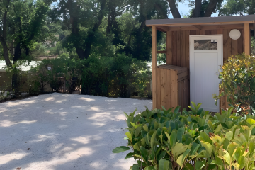 Emplacement avec sanitaire individuel uniquement pour caravane ou camping car + électricité 10A - Le Mas de Pierredon