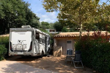 Emplacement Grand confort avec sanitaire Individuel + plancha - Le Mas de Pierredon