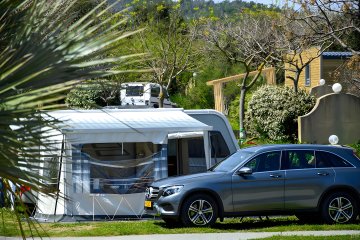 Emplacement Grand Confort : Empl. + 1 voiture + élec 10A + 100m² - 140m² + fontaine d’eau potable - Au Paradis des Campeurs
