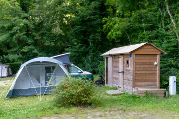 Forfait Premium : emplacement 10A équipé d'une Freecamp (cabane avec sanitaires) - Le Port de la Chaîne