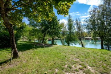Forfait Emplacement Confort - Vue sur le lac - Le Lac Bleu