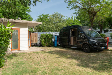 Emplacement GOLD L voiture + tente ou caravane ou camping-car + Cabine de douche + Cuisinière + électricité 16A - 90/100 m² - Village Tahiti