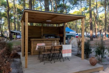 SIGNATURE Stellplatz mit ausgestatteter Terrasse - Club Le Vivier