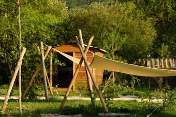 CONFORT pitch 100m² with electricity & private sanitary facilities (price including 2 pers.) - CosyCamp