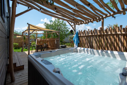 Stacaravan PRIVILEGE 3 kamers en privé jacuzzi, 2 badkamers, Airco, Tv , Plancha , Wifi, lakens - Les Galets