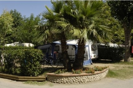 EInfacher Stellplatz (mit 1 Pkw + 1 Wohnwagen/Zelt+ Strom 10A) - Le Dauphin