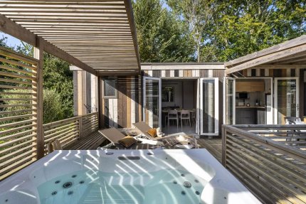 Cabane Luxe 4 pièces 6 personnes Climatisée + TV + Jacuzzi - Village Perrosien