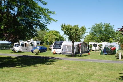 Super pitch (Wasseranschluss, Abwasser und Strom 10A) - Le Logis du Breuil
