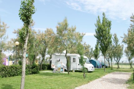 Standplaats, tent, caravan og camper en auto of camper + strand service (1 huur parasol,2 ligbedden) - Oasi