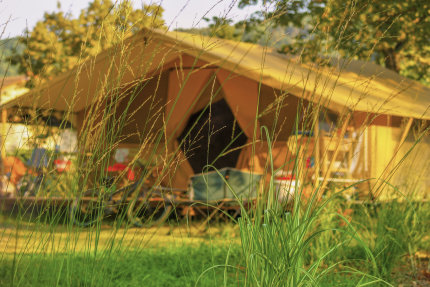 Tente Canadienne 25m² (2 chambres) + terrasse (sans sanitaires privés) - CosyCamp