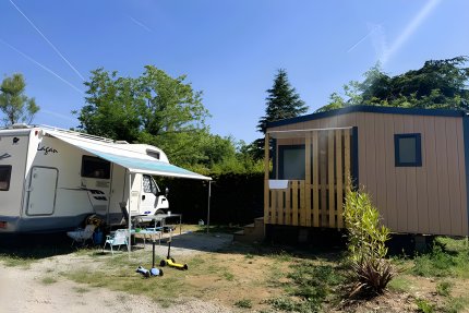 Stellplatz Grand Confort mit eigenem Sanitärbereich – 110 m² - International d'Aups
